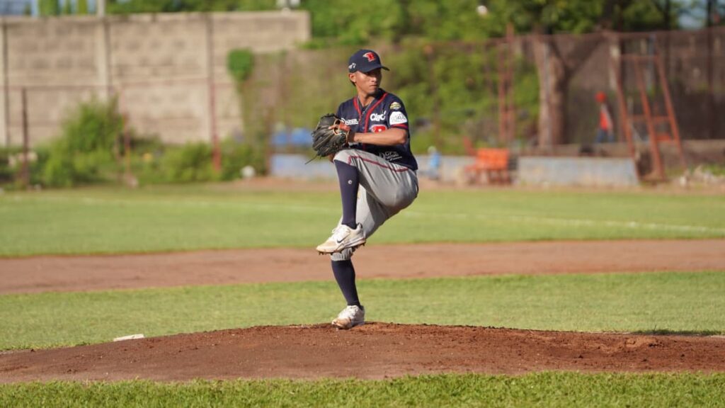 Jacser Rosales ganó su primer juego de la temporada.